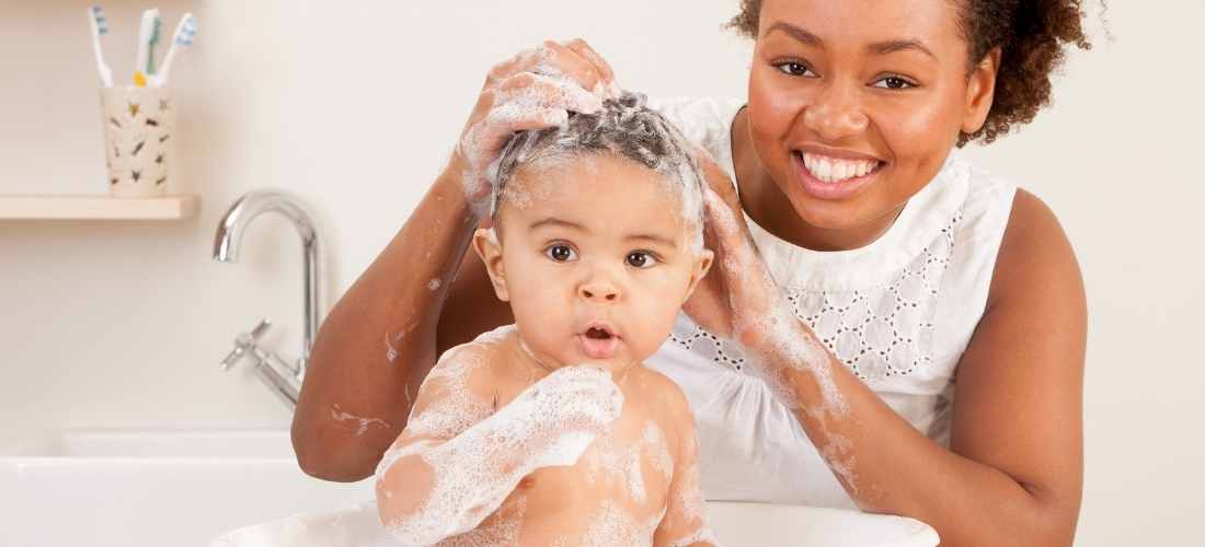 Astuces pour donner son bain à bébé 