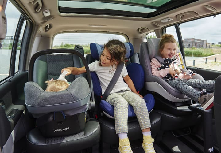 La sécurité en voiture avec Bébé âge par âge