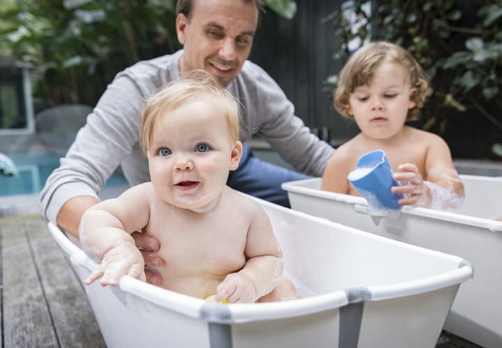 Vue De La Baignoire Pour Bébé Entourée De Serviettes Et D'autres