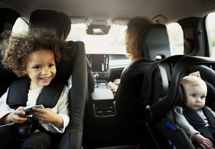 Sièges-auto bébé et enfants dos et face à la route - Bambinou