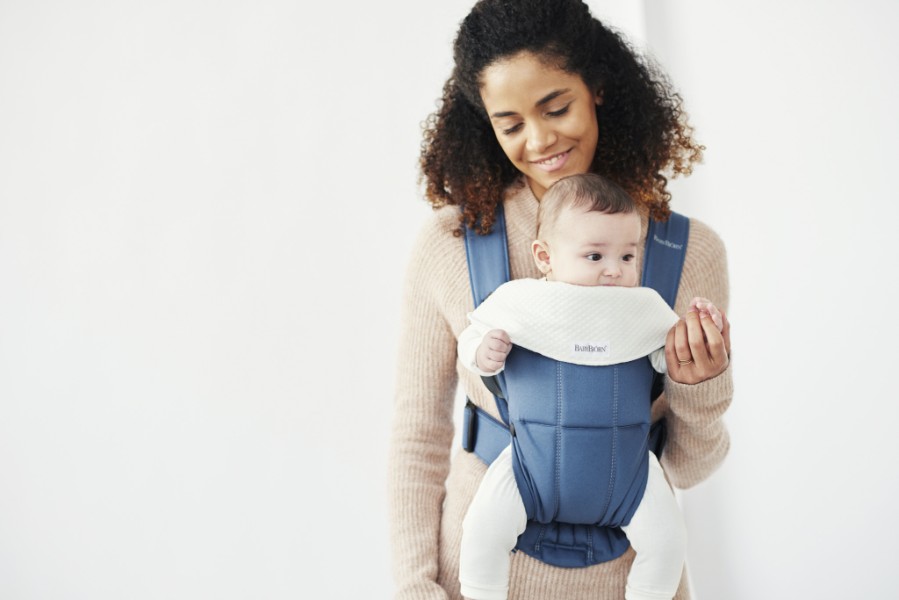 Lot de 2 bavoirs pour porte bébé Mini Blanc sur porte bébé avec maman