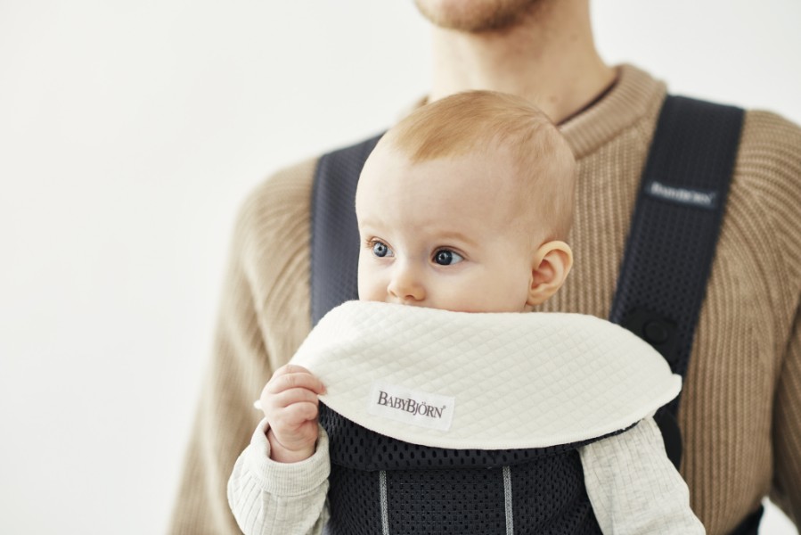 Lot de 2 bavoirs pour porte bébé Mini Blanc sur porte bébé avec papa