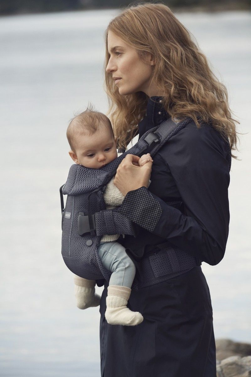 Porte-bébé One air anthracite mesh modèle 2018 portage sur le ventre face porteur Babybjorn Bambinou