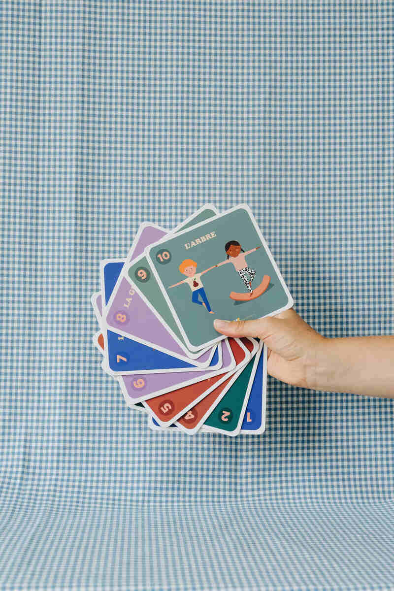 10 Cartes de Yoga + étui Observe Montessori Produit lifestyle