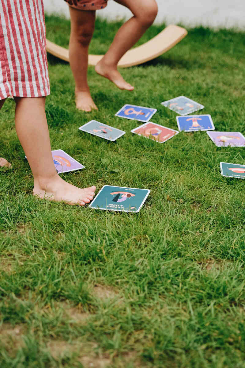 10 Cartes de Yoga + étui Observe Montessori Produit lifestyle2