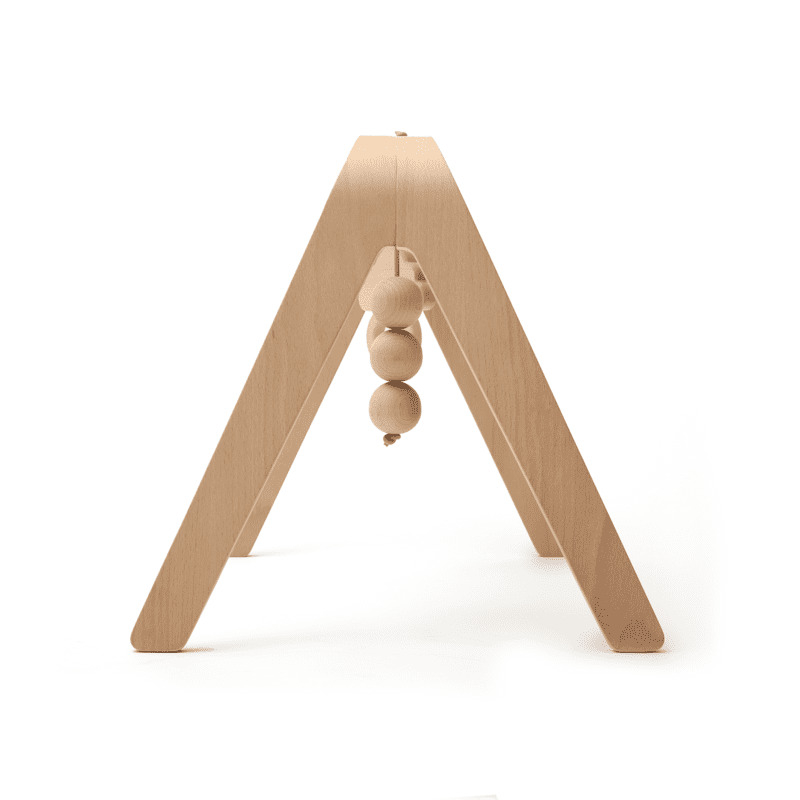 Arche en bois avec jouets suspendus