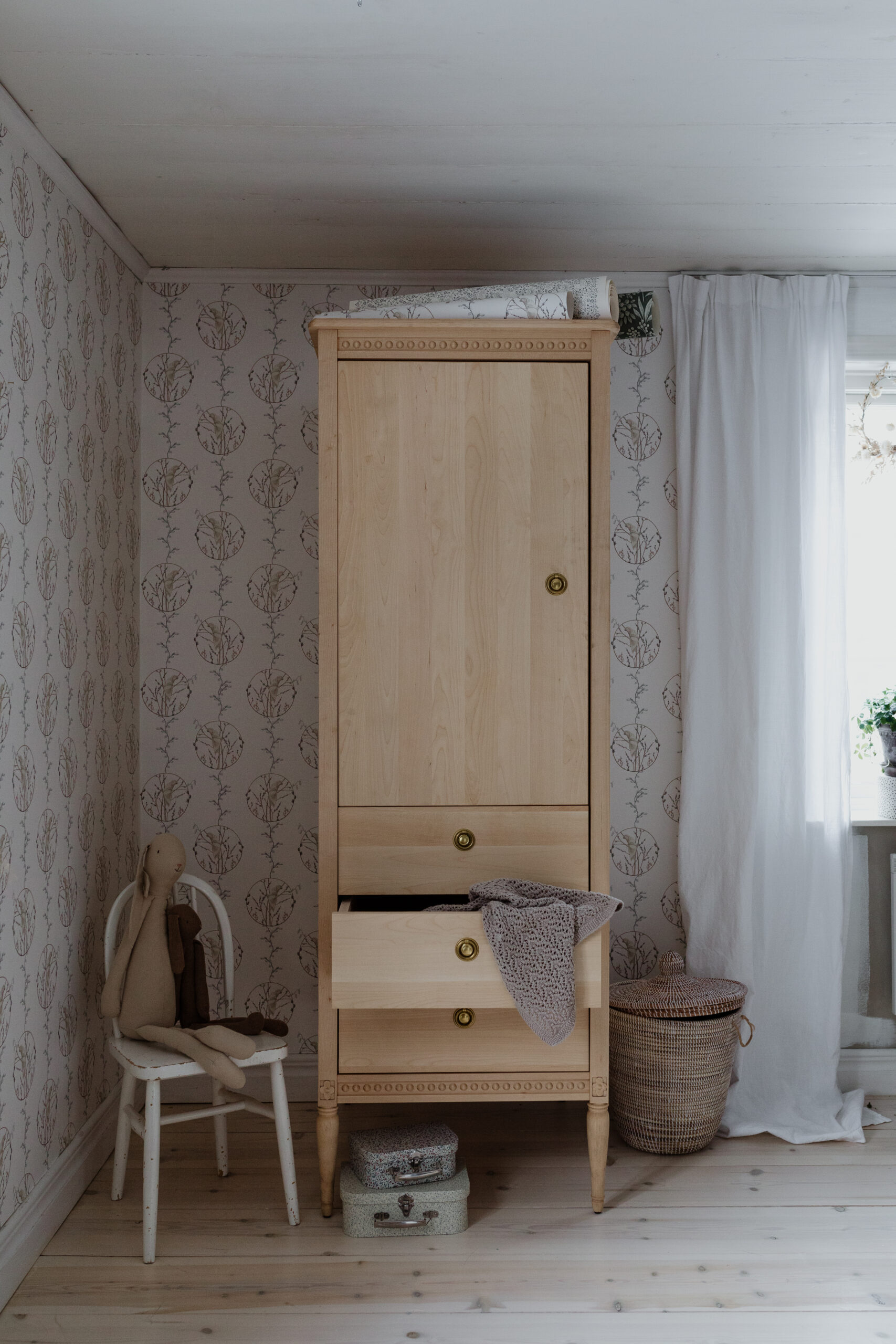 Armoire en bois Massif Gustavienne Natural GUSTAVIENNE lifestyle3