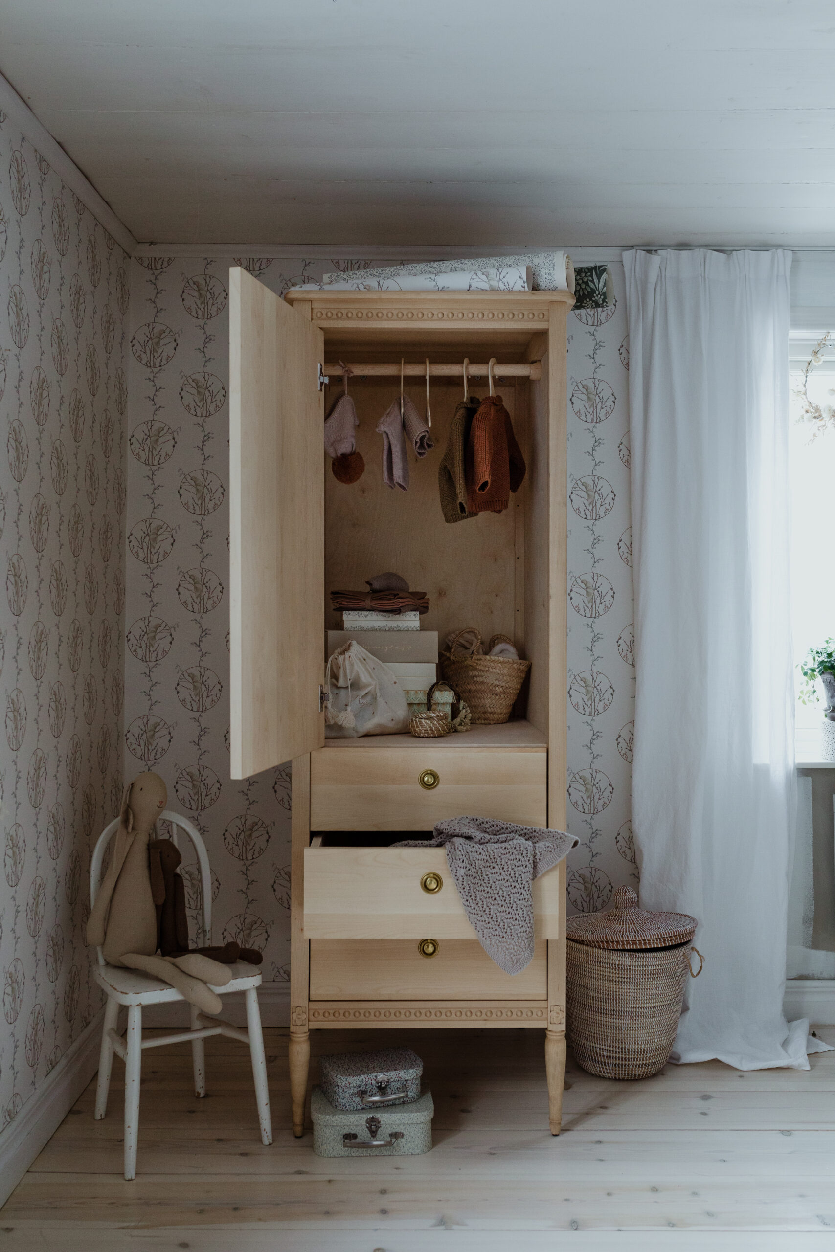 Armoire en bois Massif Gustavienne Natural GUSTAVIENNE lifestyle2