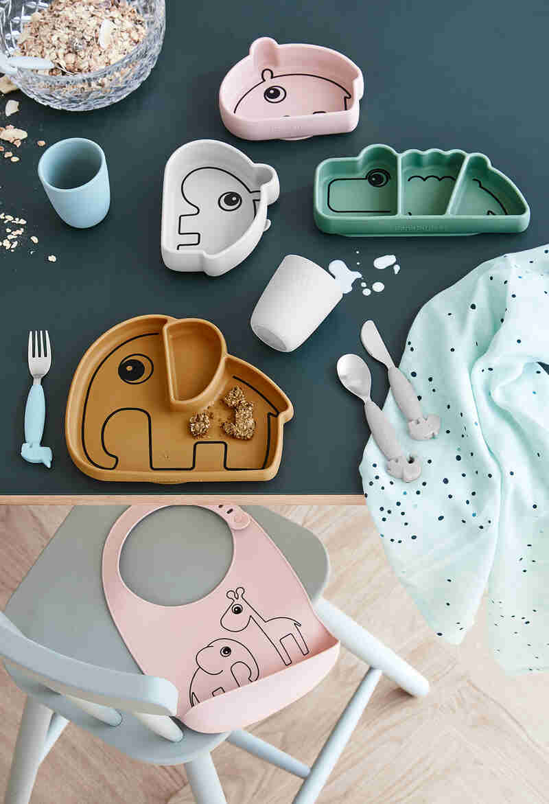 Assiette silicone avec ventouse Croco Vert Done by Deer lifestyle2
