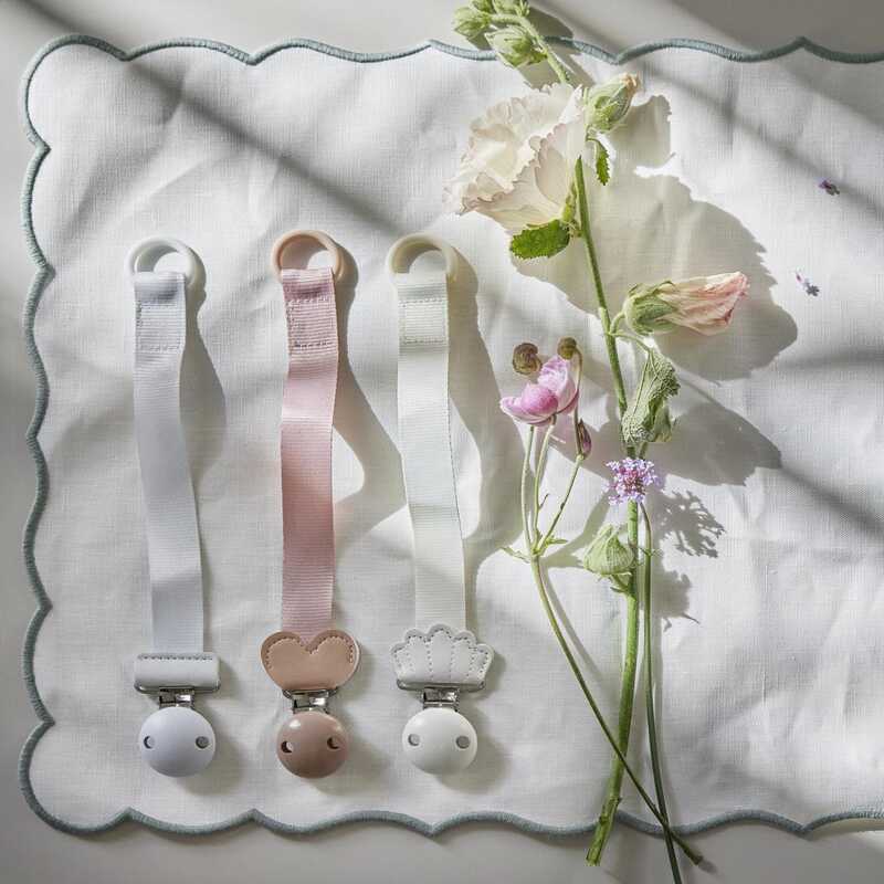 Attache-tétine en Bois - Vanilla White Elodie lifestyle