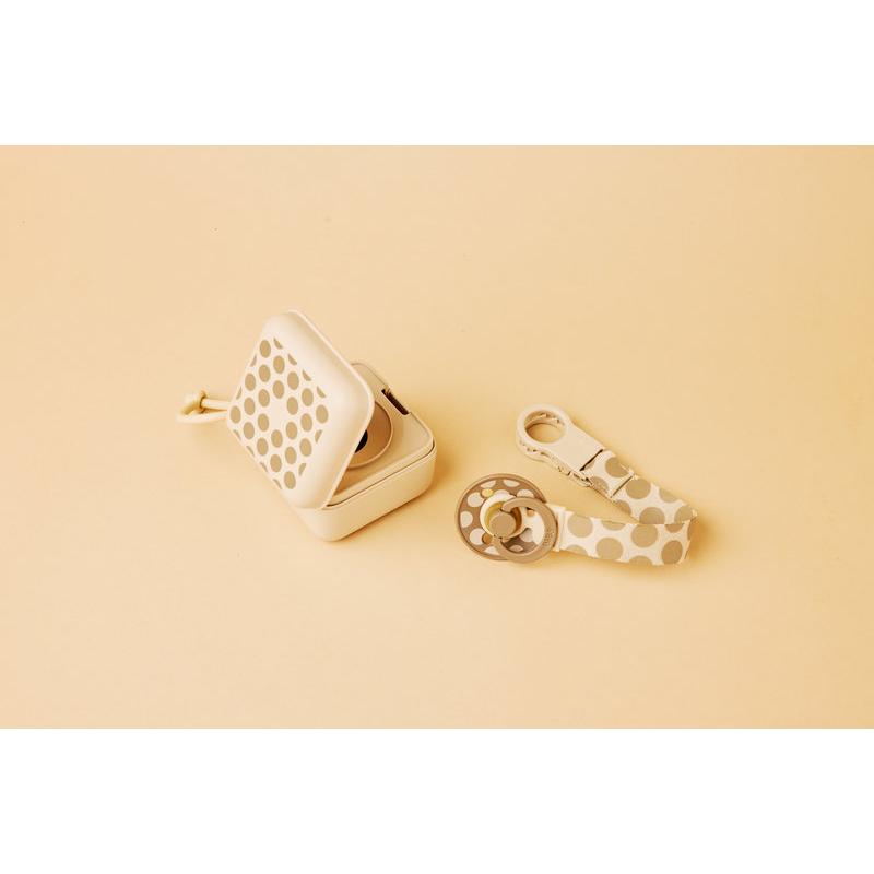 Attache-sucette Polka Mega Vanilla Dark Oak BIBS lifestyle 3