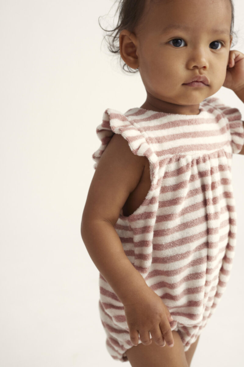 Barboteuse éponge rayée coton bio Rose COZMO lifestyle2