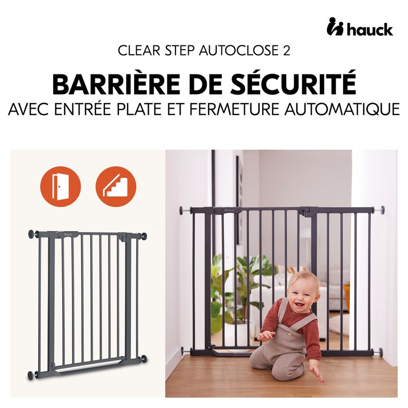 Barrière de sécurité Clear Step Autoclose 2 Hauck bébé près de la porte
