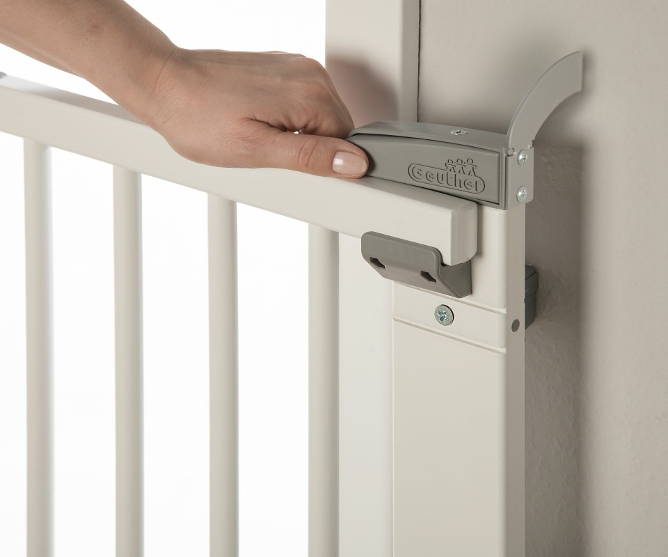Barrière de sécurité plus pour porte 58-93 cm 65-105 cm en bois blanc Geuther extérieur poignée