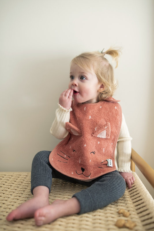 Bavoir en coton bio Mrs. Cat Trixie lifestyle