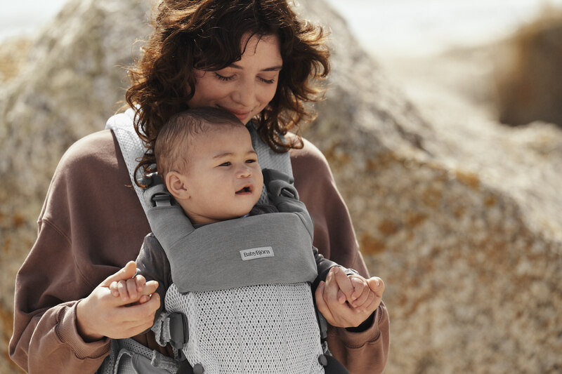 Bavoir pour porte-bébé harmony jersey BABYBJORN produit lifestyle3
