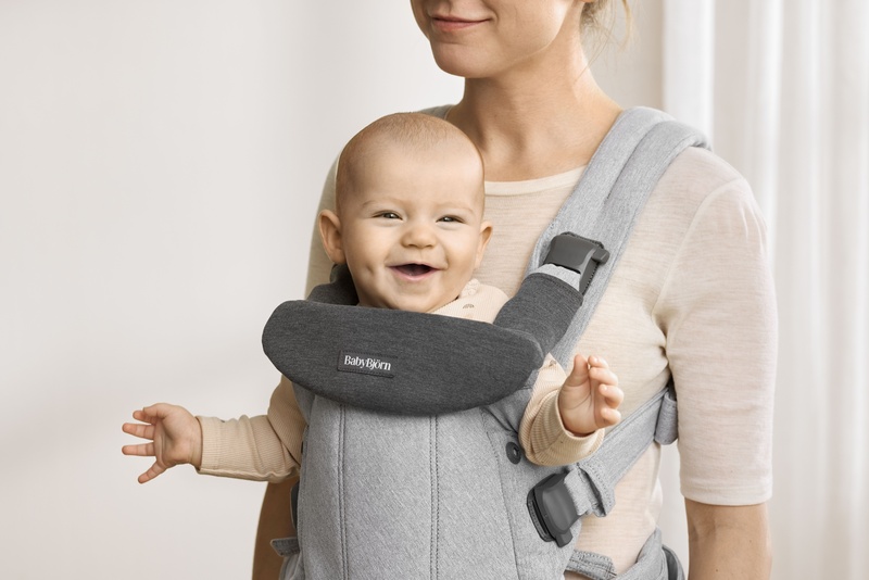 Bavoir pour porte-bébé harmony jersey BABYBJORN produit lifestyle2