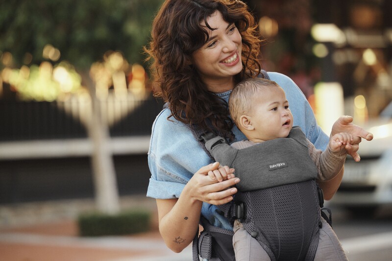 Bavoir pour porte-bébé harmony jersey BABYBJORN produit lifestyle