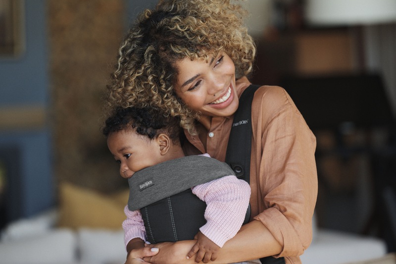 Bavoir pour porte-bébé move et mini jersey BABYBJORN Produit lifestyle3