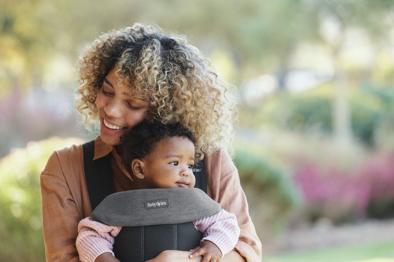 Bavoir pour porte-bébé move et mini jersey BABYBJORN Produit lifestyle4
