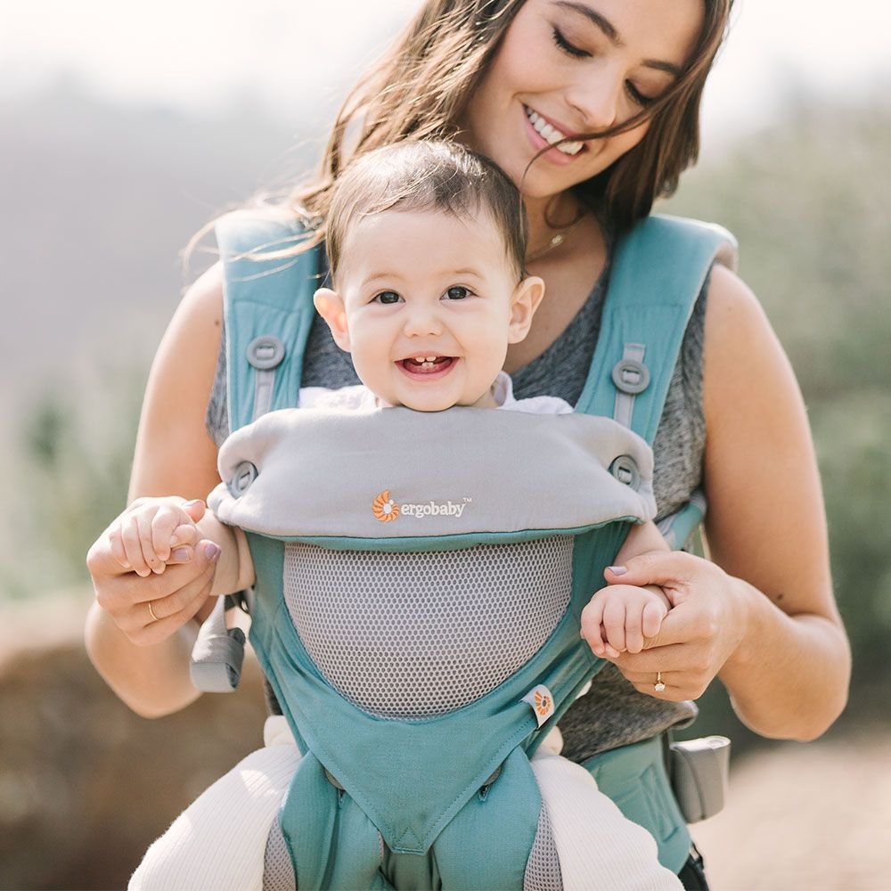 Porte-bebe 360 4 positions Cool air mesh menthe Ergobaby en situation