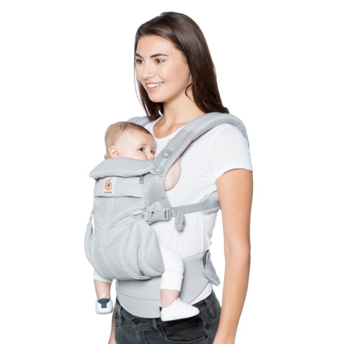 Porte-Bébé Omni 360 Tout-En-Un Cool Air Mesh Gris avec maman et bébé position ventrale