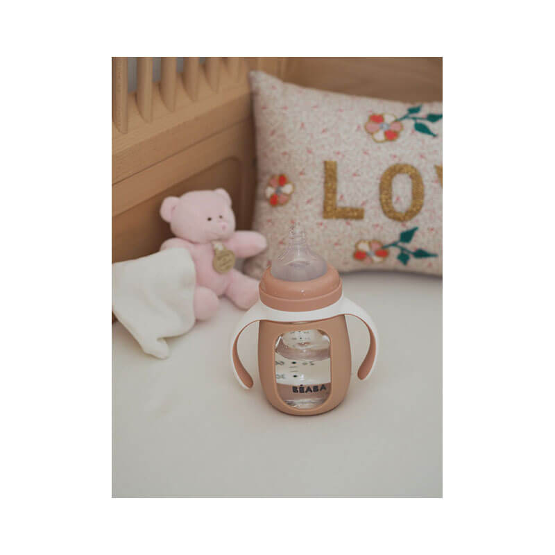 Biberon verre d'apprentissage 2 en 1 210 ml + housse silicone Old pink Béaba ambiance