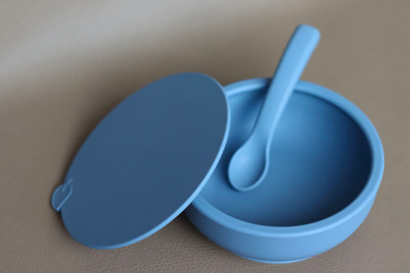 Bol à Ventouse avec couvercle et cuillère Bleu Lille Vilde contexte