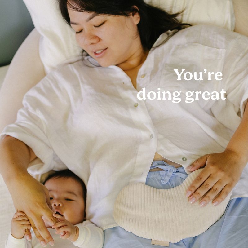 Bouillotte Snoogy Mom Corduroy Sand Babymoov lifestyle 2