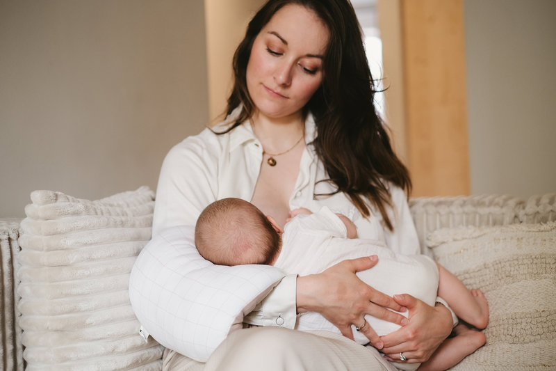 Brassard d'allaitement Grid Candide lifestyle 1