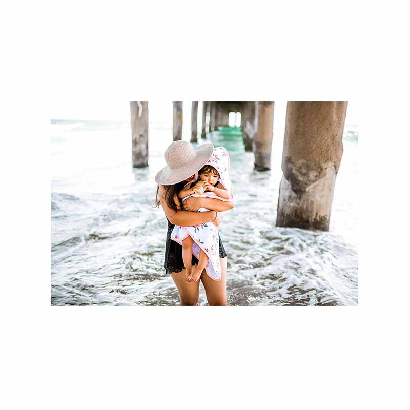 Cape de bain mousseline coton et gant de toilette Little Unicorn Zoom Plage