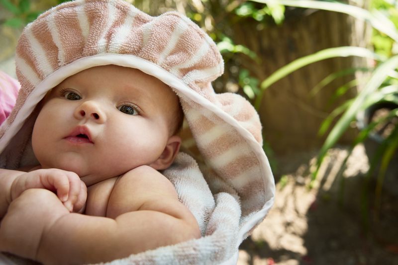 Cape de bain Candy Stripes Elodie lifestyle 1
