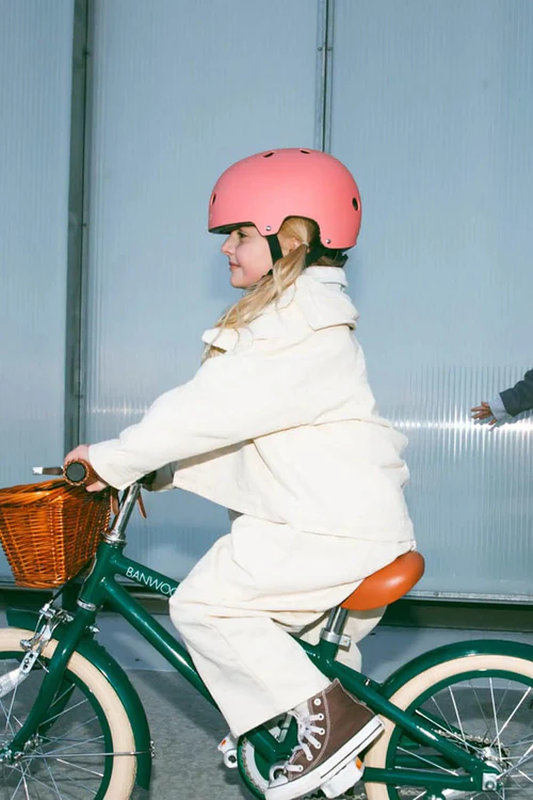 Casque pour enfants Helmet 50-54 cm mat corail Banwood lifestyle 