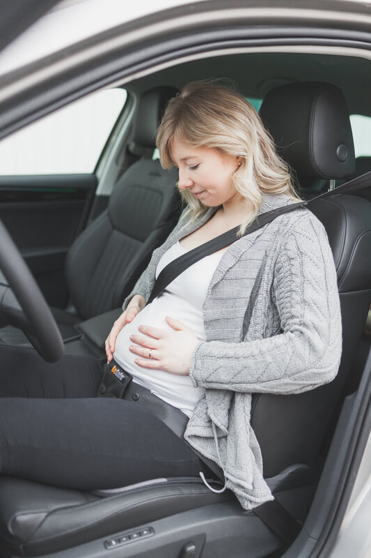 Grossesse : boucler sa ceinture en voiture protège bébé ! 