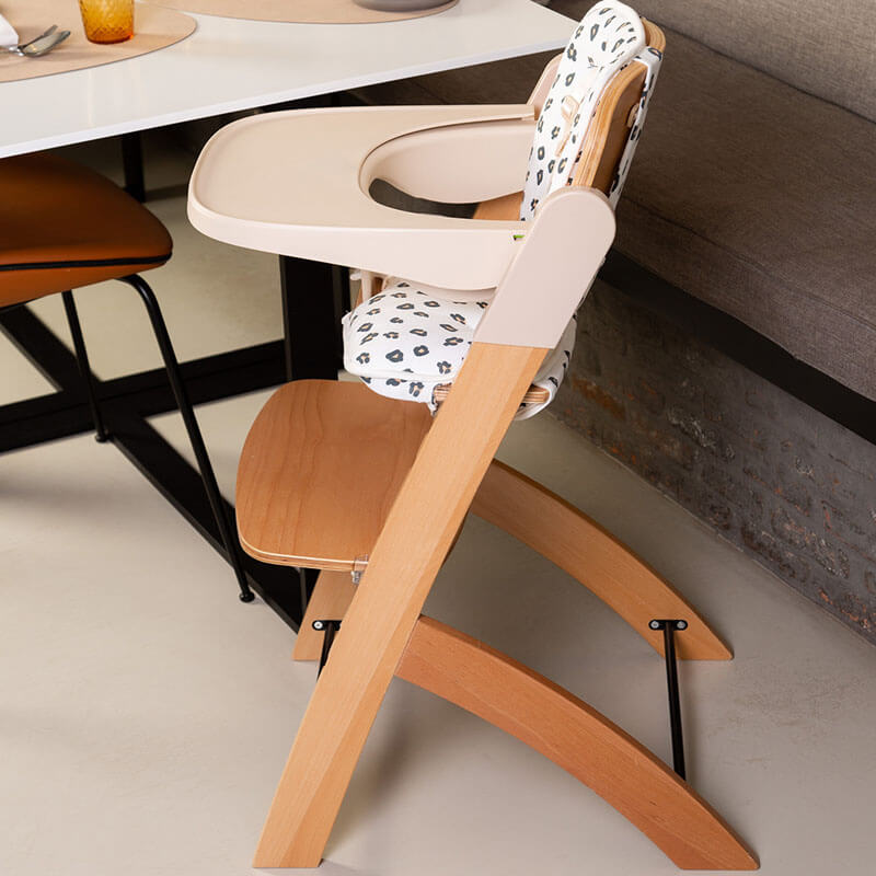 Chaise haute Evosit avec son set nouveau-né Childhome ambiance 2