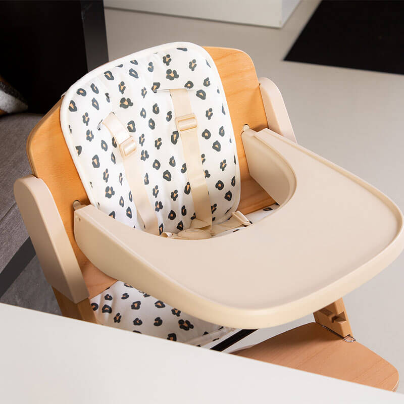 Chaise haute Evosit avec son set nouveau-né Childhome ambiance 3