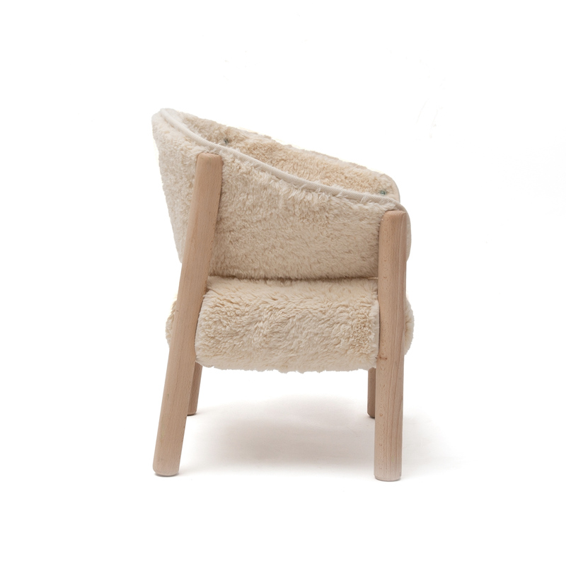 Chaise SABA fourrure fur milk en hêtre brut Charlie Crane côté