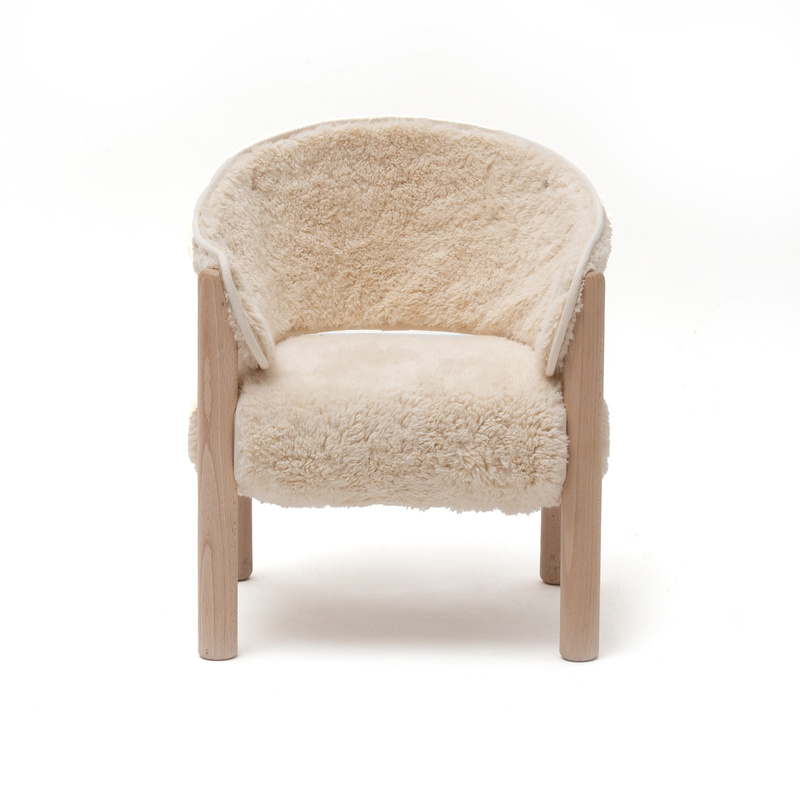 Chaise SABA fourrure fur milk en hêtre brut Charlie Crane face