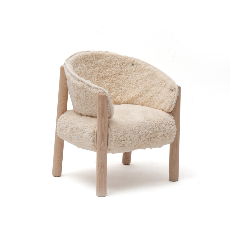Chaise SABA fourrure fur milk en hêtre brut Charlie Crane profil