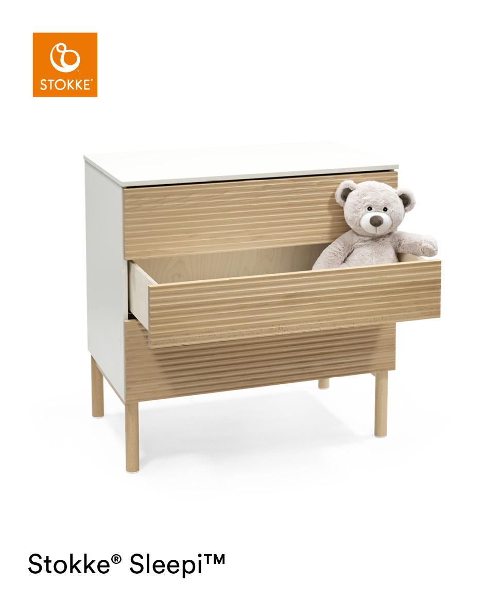 Chambre Sleepi Mini : lit, matelas + commode / table à langer Stokke face commode