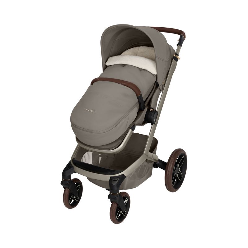 Chancelière 2-en-1- pour poussette Sand Truffle Maxi Cosi installée ouverte sur poussette