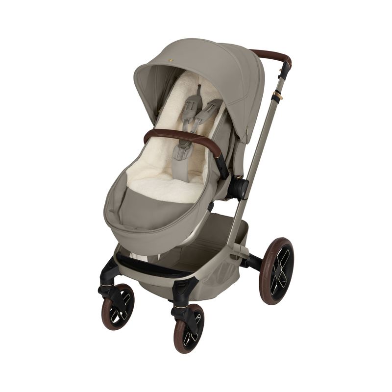 Chancelière 2-en-1- pour poussette Sand Truffle Maxi Cosi installée fermée sur poussette