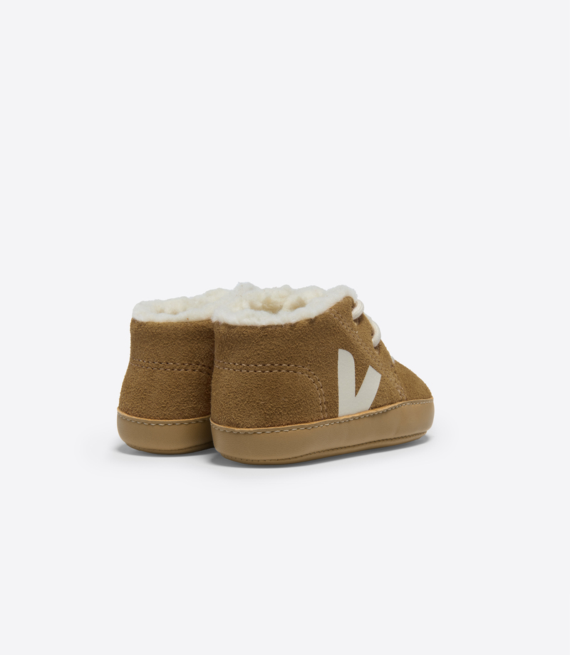 Chaussons bébé fourrés Baby Winterlight Suede Camel Pierre Veja derriere