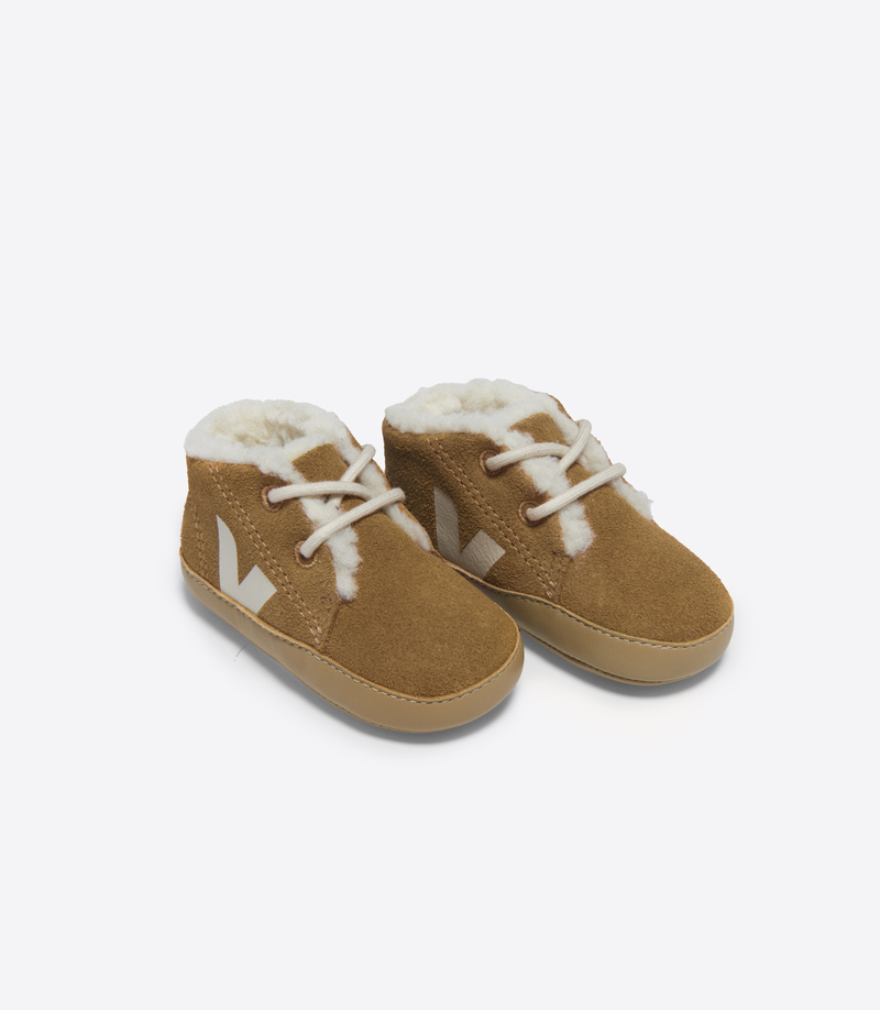 Chaussons bébé fourrés Baby Winterlight Suede Camel Pierre Veja devant