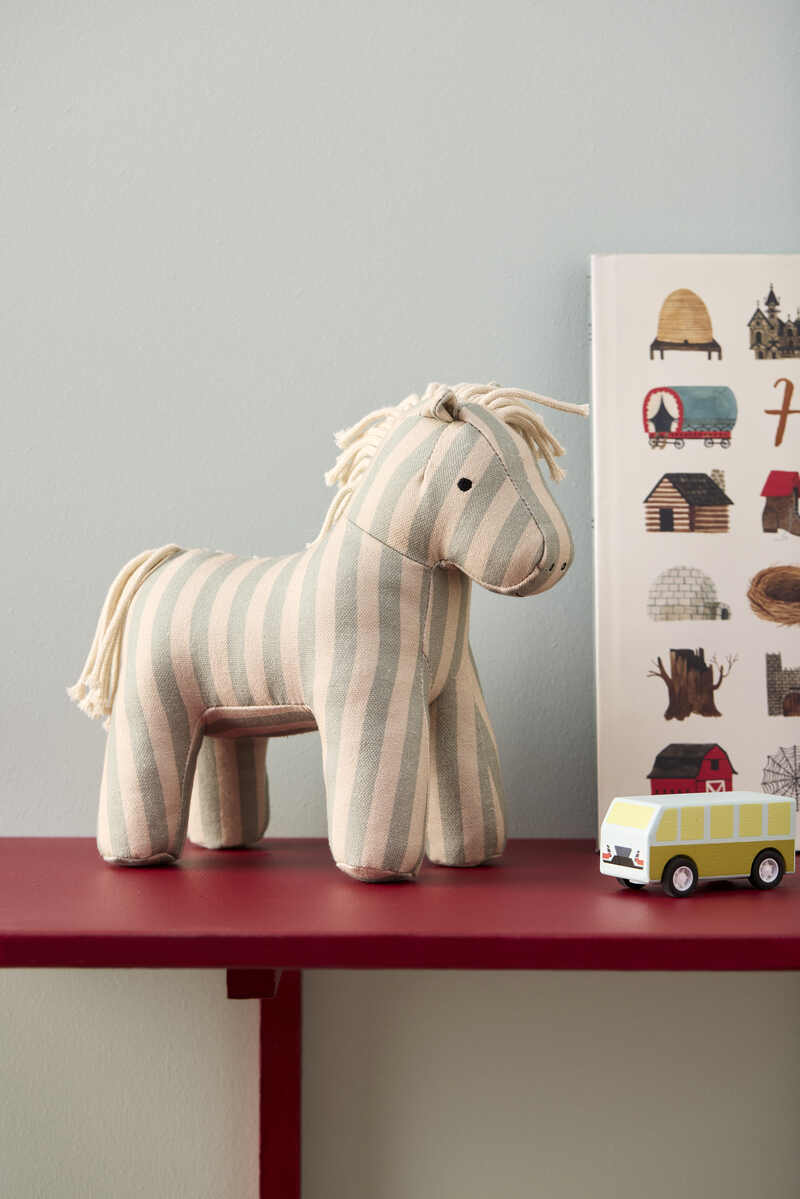 Cheval en peluche Sam Kids Concept lifestyle