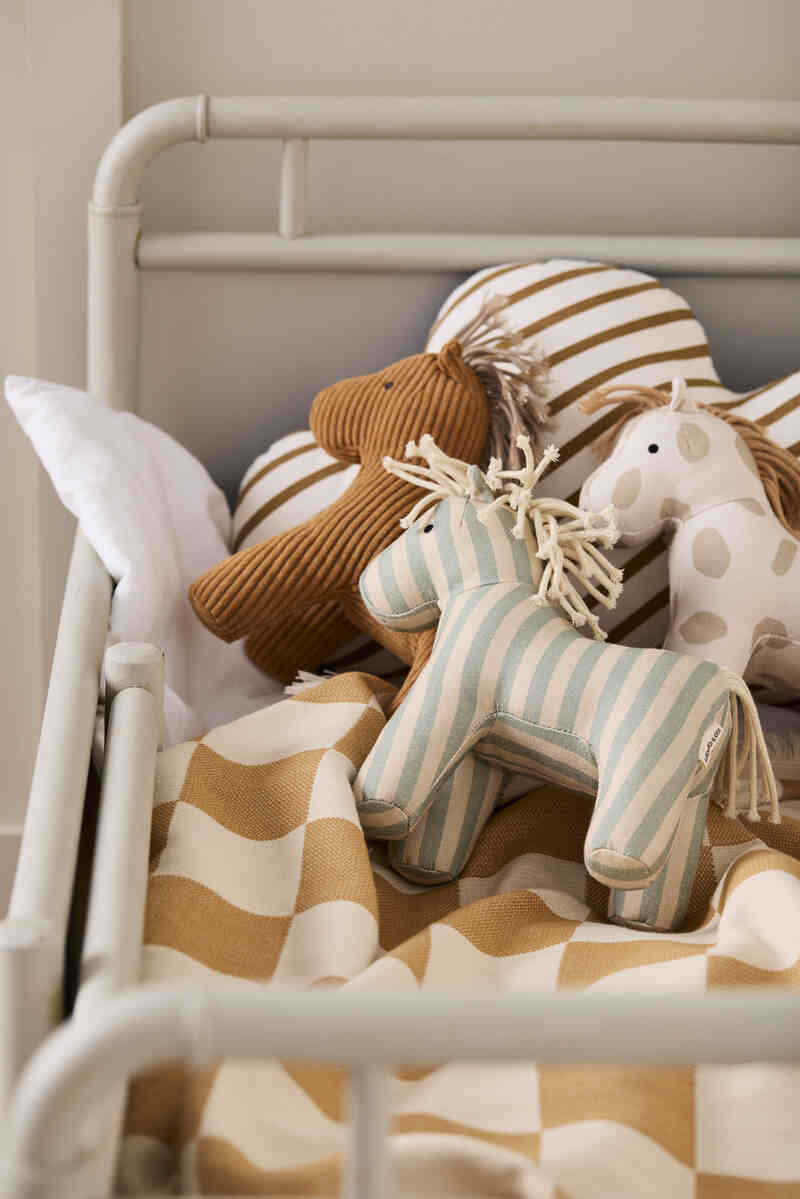 Cheval en peluche Vera Kids Concept lifestyle