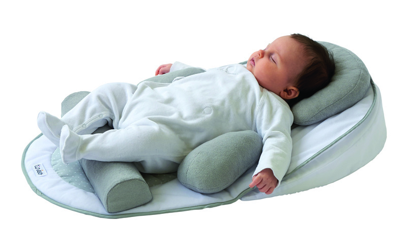 Cocon de sommeil bébé ergonomique Tineo produit cote avec enfant