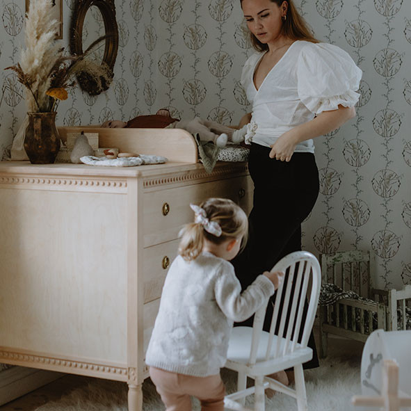 Lit bébé avec matelas et commode en bois Natural Gustavienne lifestyle 2