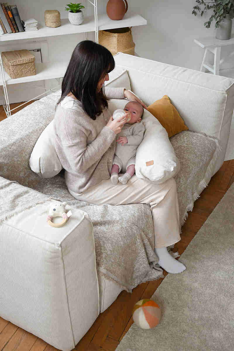Coussin d'allaitement Big Flopsy Lin Naturel Beaba lifestyle3