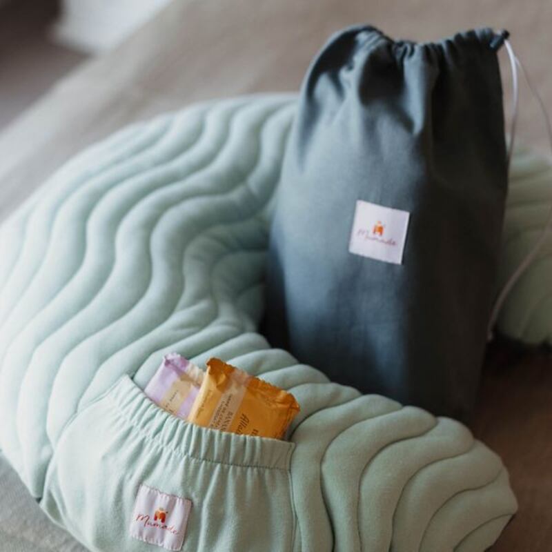 Coussin d'allaitement nomade Celadon Mumade lifestyle